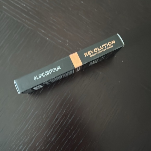 New Revolution Retro Luxe Matte Lip Kit Treason - Picture 5 of 6